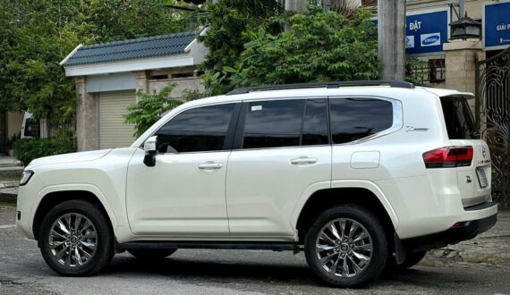 Cho Thuê Xe Land Cruiser LC300 Tại TP.HCM