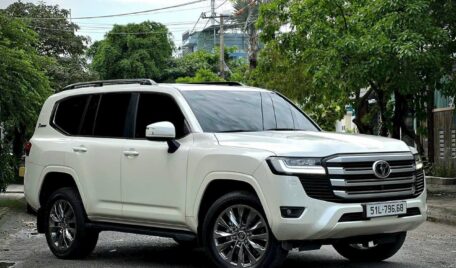 Cho Thuê Xe Land Cruiser LC300 Tại TP.HCM