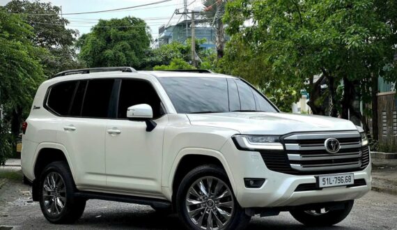 Cho Thuê Xe Land Cruiser LC300 Tại TP.HCM
