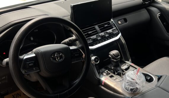 Cho Thuê Xe Land Cruiser LC300 Tại TP.HCM